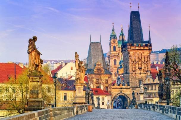 Prague-travel-ap-xlarge_skalowacz_pl